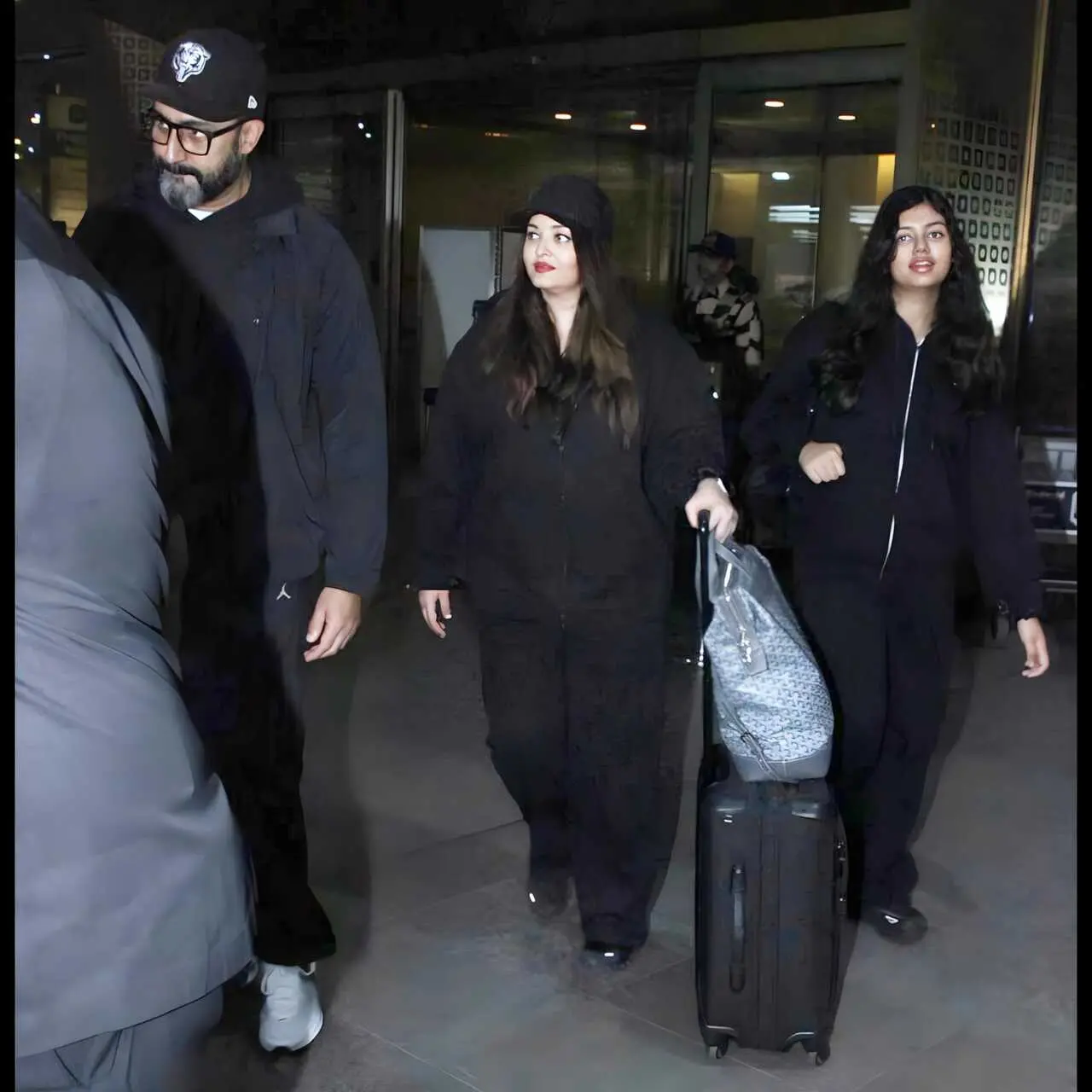 <p>In the wee hours, Aishwarya Rai Bachchan was clicked with hubby Abhishek and daughter Aaradhya as they are back to the bay after New Year vacay. They were seen twinning in black.</p>